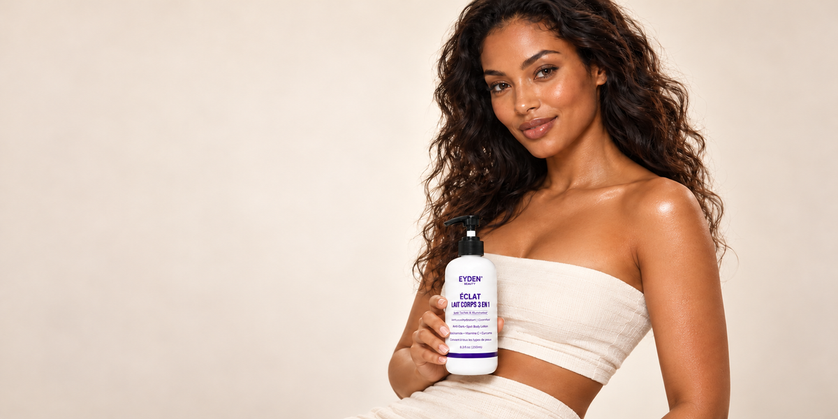 Femme à la peau marron lumineuse tenant le Lait Corps ÉCLAT, bras détendu, fond studio ivoire.